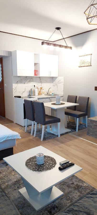 Vila Mina Kaludjerske Bare Luaran gambar